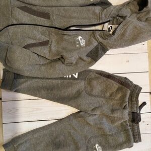 Boys grey Nike sweatsuit 4t jacket and sweatpants xs toddler
